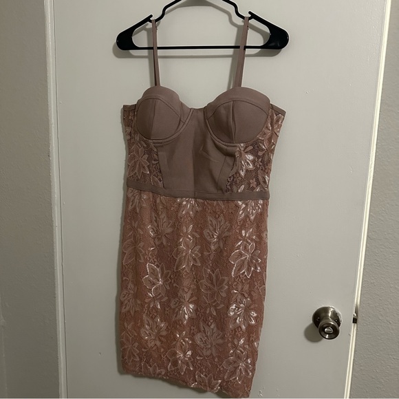 Elegant Lace Strapless Dress in moby pink - Picture 5 of 7